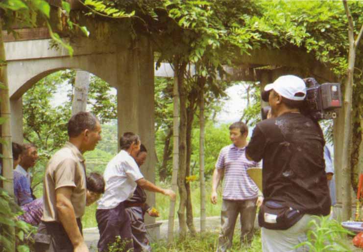 央視七套《鄉(xiāng)土》欄目組來(lái)十思園景區(qū)錄制旅游節(jié)目